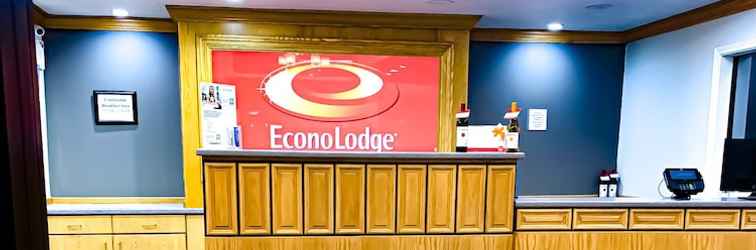 Lobi Econo Lodge Inn & Suites