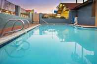 Swimming Pool Howard Johnson by Wyndham National City/San Diego South