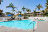 Swimming Pool Wyndham Garden San Diego Near SeaWorld