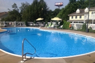 Swimming Pool Honeysuckle Inn & Conference Center