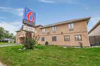 Bên ngoài Motel 6 Windsor, ON