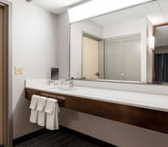 In-room Bathroom 2 Courtyard by Marriott Columbus Airport