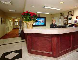 Lobby 2 Niagara Lodge & Suites