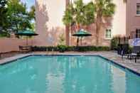 Kolam Renang Embassy Suites by Hilton Charleston Historic District