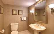 In-room Bathroom 4 Excalibur Hotel & Casino