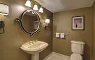 In-room Bathroom 3 Excalibur Hotel & Casino