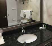 In-room Bathroom 3 Travelodge by Wyndham Hope