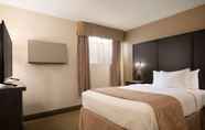 Bedroom 5 Days Inn & Conference Centre by Wyndham Renfrew