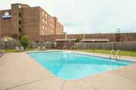 Swimming Pool Days Inn & Conference Centre by Wyndham Renfrew
