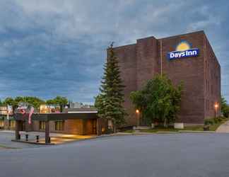 Bangunan 2 Days Inn & Conference Centre by Wyndham Renfrew