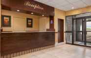 Lobi 6 Days Inn & Conference Centre by Wyndham Renfrew