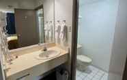 In-room Bathroom 4 Travelodge by Wyndham Brockville