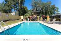 Swimming Pool Howard Johnson by Wyndham Tallahassee