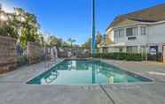 Swimming Pool 6 Motel 6 Fresno, CA - Belmont Ave