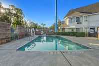 Swimming Pool Motel 6 Fresno, CA - Belmont Ave