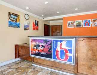 Lobby 2 Motel 6 Fresno, CA - Belmont Ave