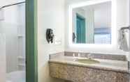 Toilet Kamar 2 Howard Johnson by Wyndham Ocala FL