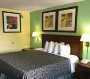 Bedroom 4 Days Inn by Wyndham Lamont/Monticello