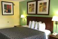 Bedroom Days Inn by Wyndham Lamont/Monticello