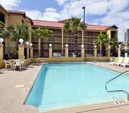 Swimming Pool 6 Quality Inn & Suites