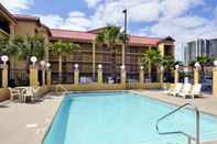 สระว่ายน้ำ Quality Inn & Suites
