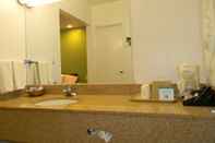In-room Bathroom Rodeway Inn Alameda-Oakland