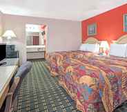 Bedroom 5 Days Inn & Suites by Wyndham Osceola AR