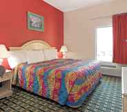 Bedroom 6 Days Inn & Suites by Wyndham Osceola AR