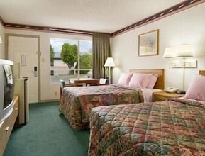 Bedroom 4 Days Inn by Wyndham Jacksonville