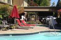 Swimming Pool Best Western John Muir Inn