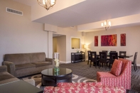 Common Space DoubleTree by Hilton Raleigh - Brownstone - University