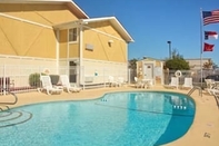 Kolam Renang Rodeway Inn & Suites Jacksonville near Camp Lejeune