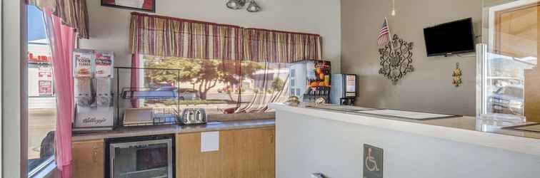 Lobi Econo Lodge Inn Suites Yreka