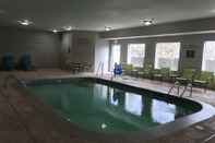 สระว่ายน้ำ Rodeway Inn & Suites