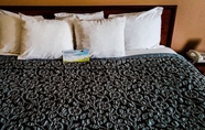 Bedroom 4 Days Inn by Wyndham Collinsville/St. Louis