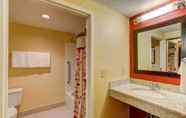 In-room Bathroom 6 Courtyard by Marriott Paducah