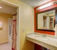 In-room Bathroom 6 Courtyard by Marriott Paducah