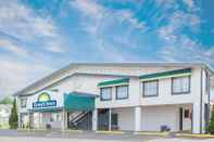 Luar Bangunan Days Inn & Suites by Wyndham Port Huron