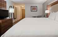 Bedroom 6 Best Western Plus Kansas City Airport-KCI East