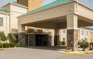 Exterior 2 Quality Inn Hayti North