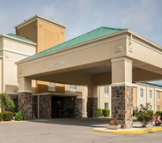 Exterior 2 Quality Inn Hayti North