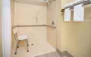 In-room Bathroom 5 Days Inn by Wyndham Thomaston