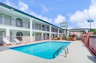 Swimming Pool Days Inn & Suites by Wyndham Stockbridge South Atlanta