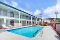 Swimming Pool Days Inn & Suites by Wyndham Stockbridge South Atlanta
