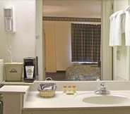 In-room Bathroom 5 Days Inn & Suites by Wyndham Stockbridge South Atlanta