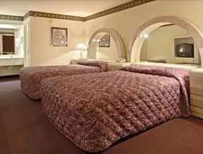 Bedroom 4 Days Inn & Suites by Wyndham Stockbridge South Atlanta