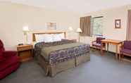 Bedroom 6 Days Inn by Wyndham Boonville