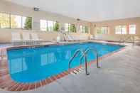 Kolam Renang Days Inn & Suites by Wyndham Peachtree Corners/Norcross