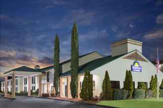 Exterior 4 Days Inn & Suites by Wyndham Peachtree Corners/Norcross