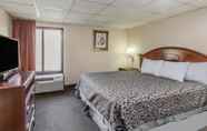 Bedroom 6 Days Inn & Suites by Wyndham Peachtree Corners/Norcross